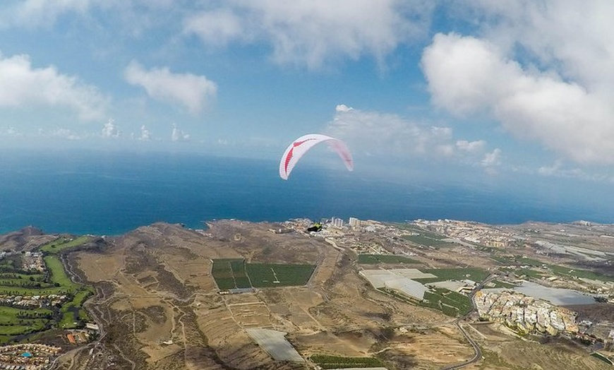 Image 23: Vuelo en tándem en parapente acrobático en la zona sur de Tenerife