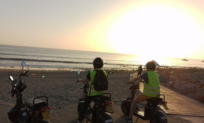 Image 2: Maspalomas - Meloneras : Visita guiada al atardecer e-Scooter 2 plazas