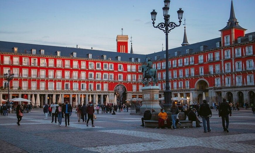 Image 3: Tour a pie por Madrid : Puerta del Sol, Plaza Mayor & Palacio Real.