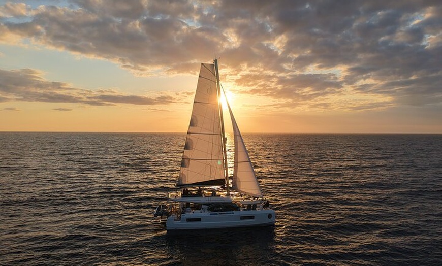 Image 1: Excursion gourmande Coucher de soleil en Catamaran - L'ile-rousse