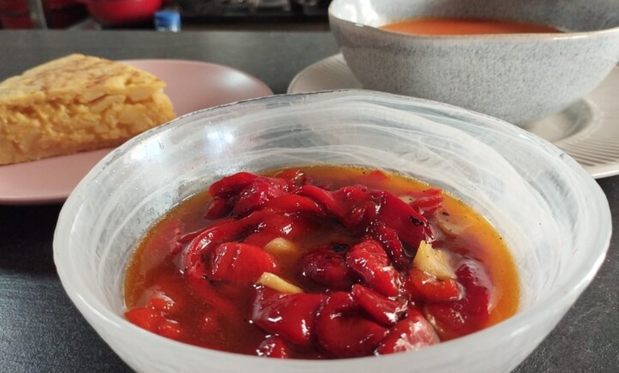 Image 23: Clase de Cocina de Tapas Española con Música de Guitarra en Vivo