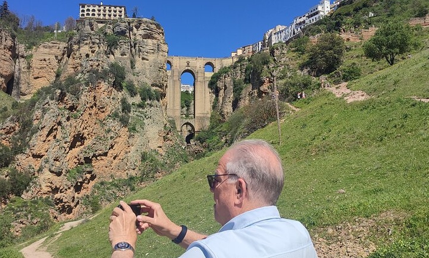 Image 2: Ruta Puentes y Murallas de Ronda + Visita a Bodega y cata 4 vinos