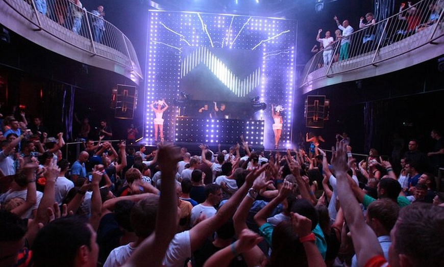 Image 6: Excursión a la piscina y discoteca de Ibiza, incluyendo O Beach y E...