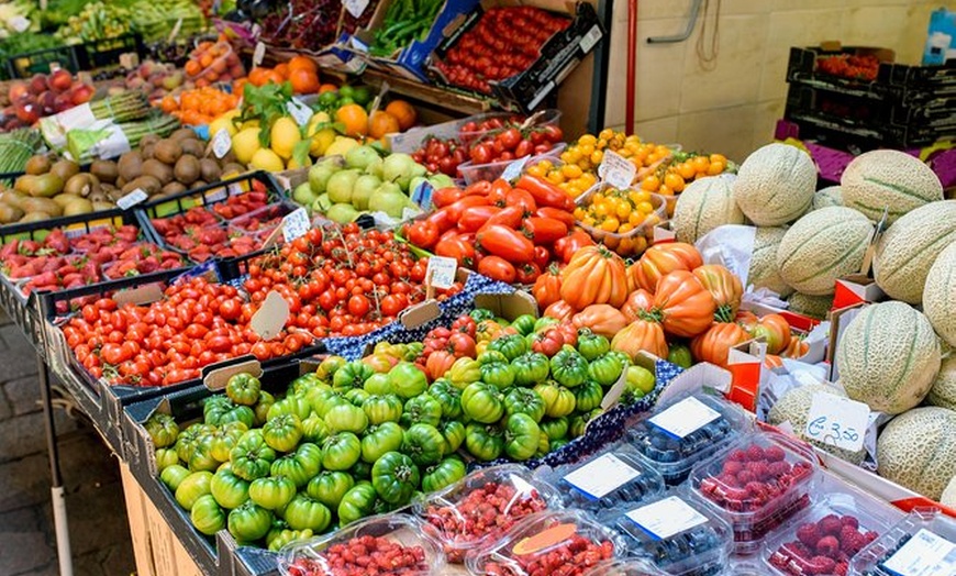 Image 1: Visita al mercato locale e fai una lezione di cucina privata a casa...