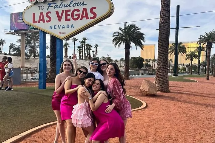 Las Vegas Limo Tour with Champagne and Nightclub Entry