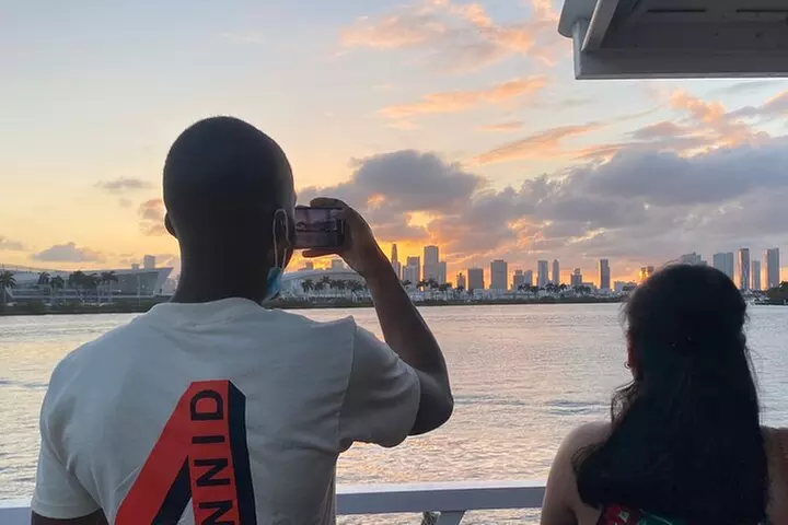 Miami: Biscayne Bay Star Island Sightseeing Cruise+Miami Skyline