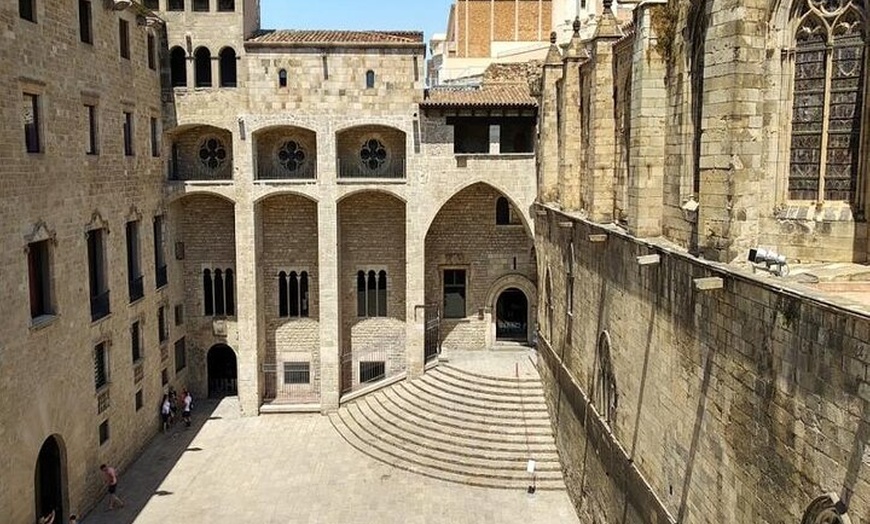 Image 4: Tour privado a pie por el Barrio Gótico y El Born con guía local