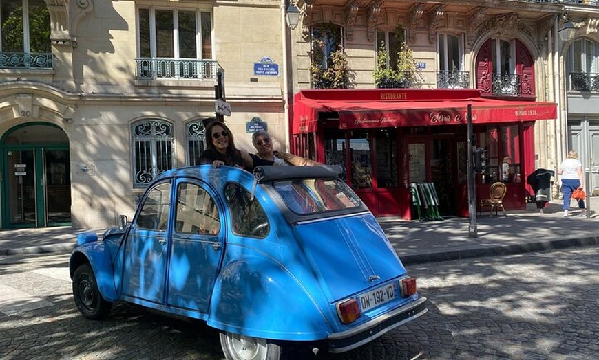 Image 16: Découvrez Paris avec style à bord d'une voiture vintage française c...