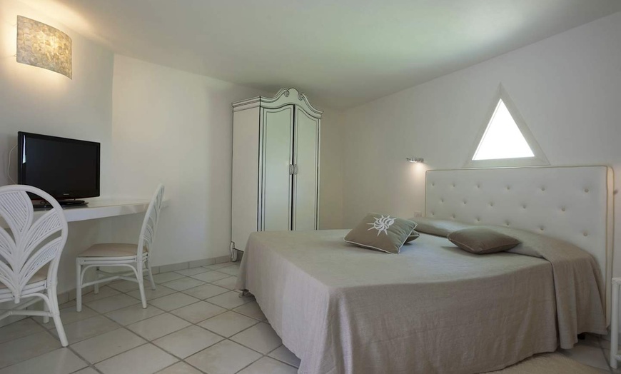 Image 2: ✈ SARDAIGNE | Santa Margherita di Pula - Hotel Mare Pineta - Adults...