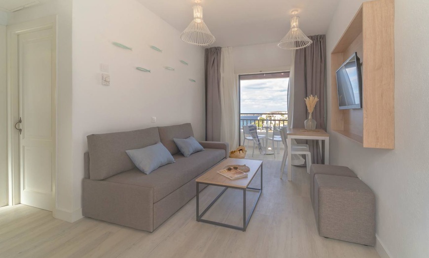 Image 10: ✈ MINORQUE | Fornells - Fergus Club Carema Splash 4* - Appartement