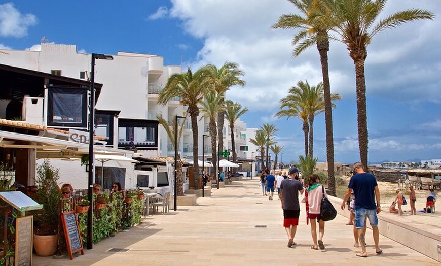 Image 12: Paseo en catamarán por Formentera con deportes acuáticos, paella y ...