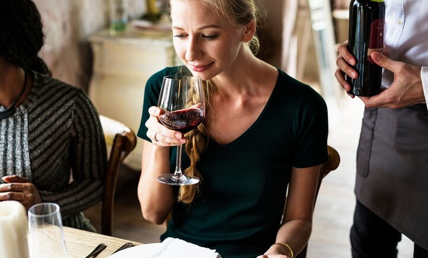 Image 1: Experiencia Premium de Cata de Vinos + Tapas Andaluzas en Sevilla