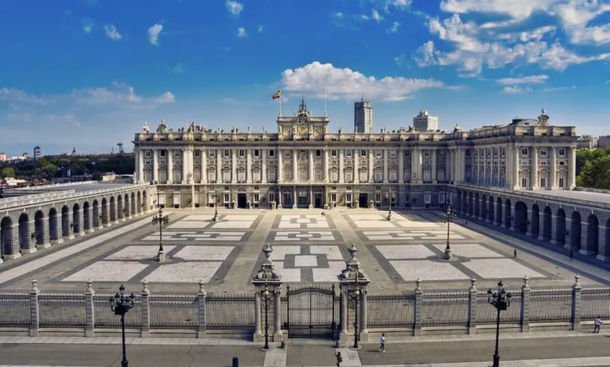 Image 2: Visita guiada al Palacio Real de Madrid para grupos pequeños con ca...