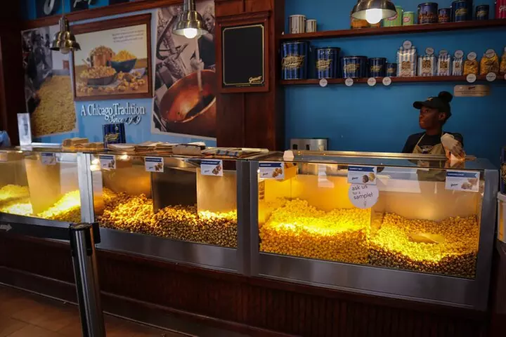 Chicago Loop District Food Tour with Deep Dish & Beef Sandwich