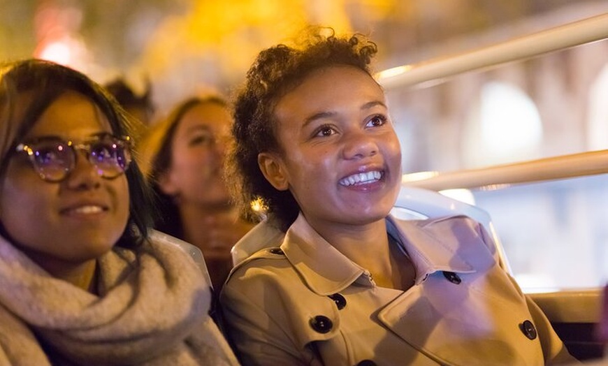 Image 8: Madrid: Visita guiada en vivo de las luces de Navidad de Navibus en...