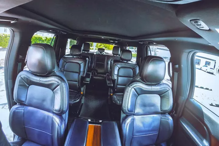 Jacksonville Airport Private Lux Car Transfer to Downtown Hotels