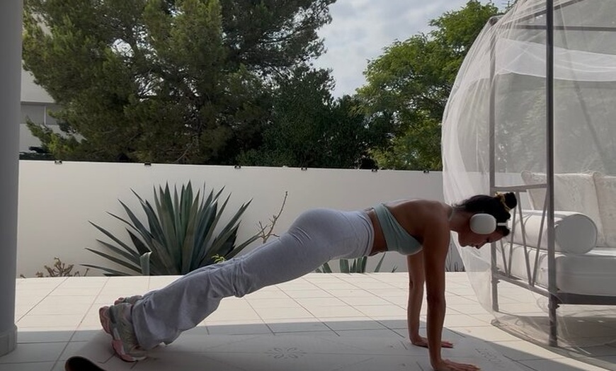 Image 2: Muévete como una diosa, suda como un guerrero