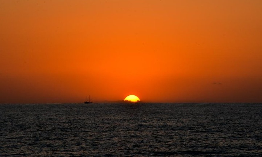 Image 17: Crucero VIP al atardecer con bebidas, paella, remos y snorkel