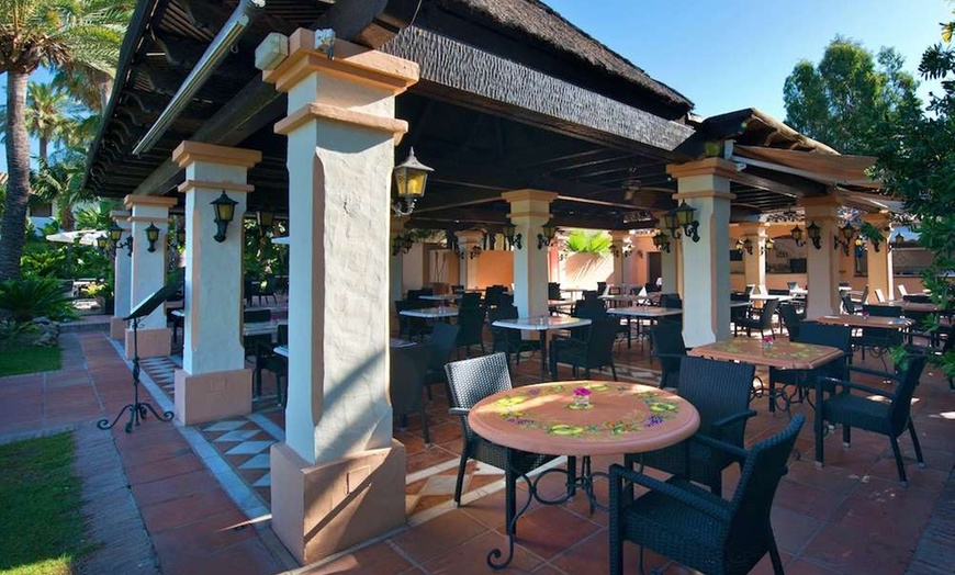 Image 31: ✈ COSTA DEL SOL | Marbella - BlueBay Banús 4*, 3 Nächte - Außenpool