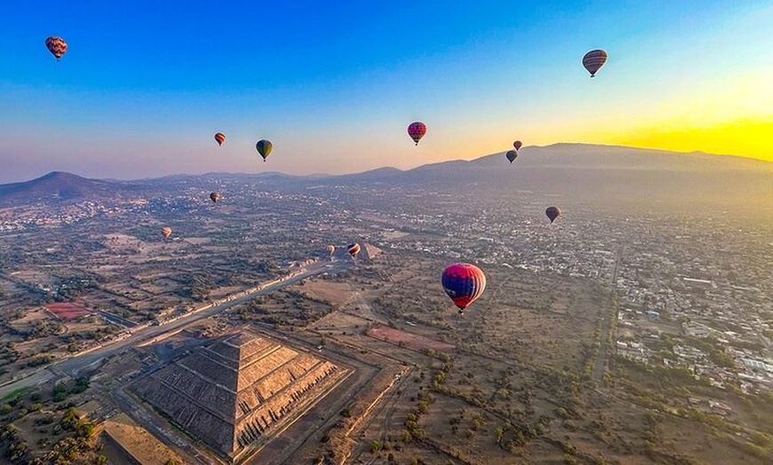 Image 11: Private Romantic Balloon Flight over Teotihuacan for Couples