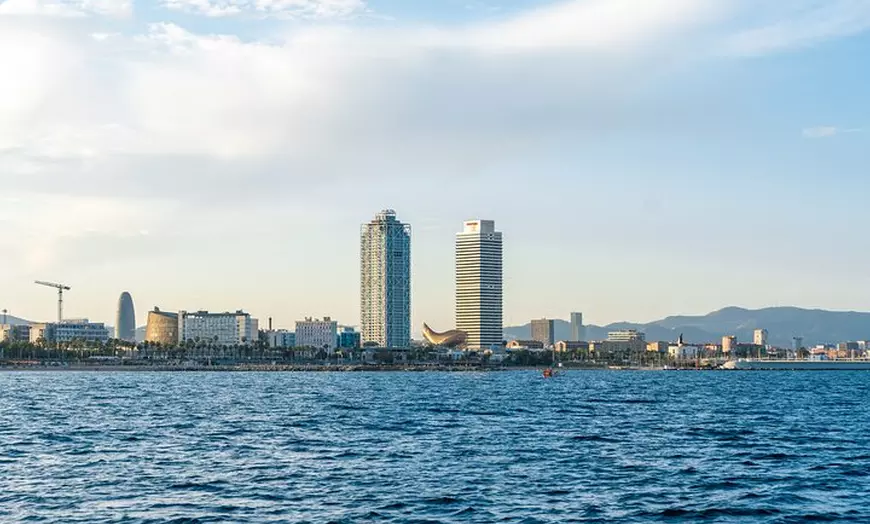 Image 13: Navegación al atardecer en Barcelona con ​​vino y tapas