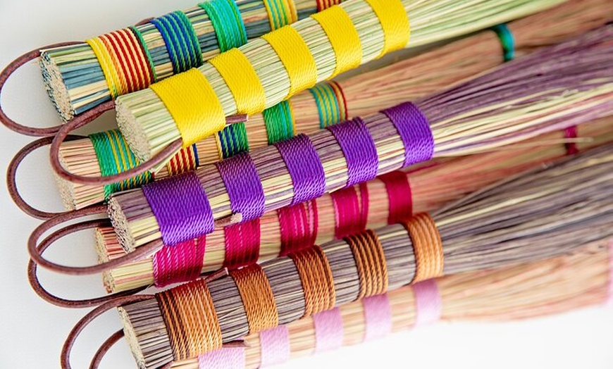 Image 1: Atelier traditionnel de fabrication de tapettes à mouches