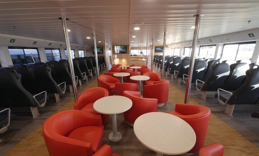 Image 11: Lanzarote: billete de barco ida y vuelta a La Graciosa con wifi