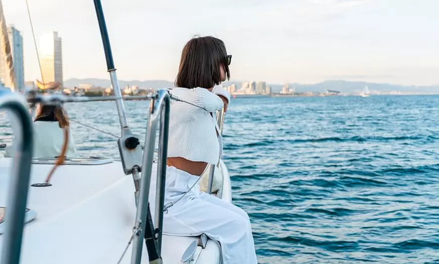 Image 2: Crucero en barco, vino y tapas incluidos
