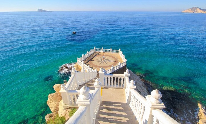 Image 2: Excursión de un día a Aqualandia, Terra Mítica o Benidorm desde Val...