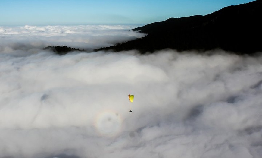 Image 46: Experiencia épica de parapente en Tenerife con el equipo campeón de...