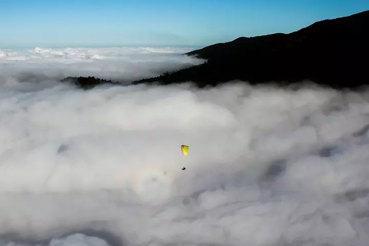 Experiencia épica de parapente en Tenerife con el equipo campeón de...