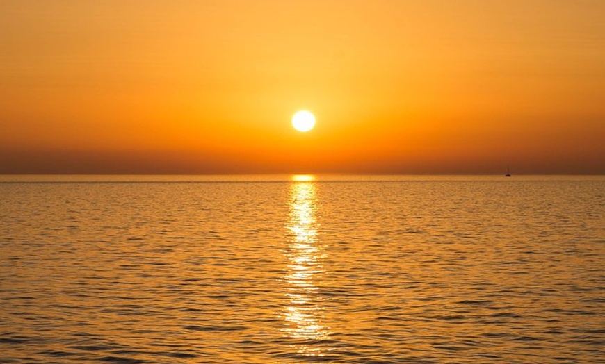 Image 16: Crucero VIP al atardecer con bebidas, paella, remos y snorkel