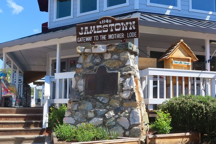A Highway 49 Drive: A Self-Guided Audio Tour from Angels Camp to Ja...
