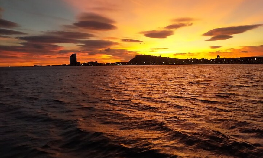 Image 12: Barcelona Sunset Private Sailing con barra libre y aperitivos