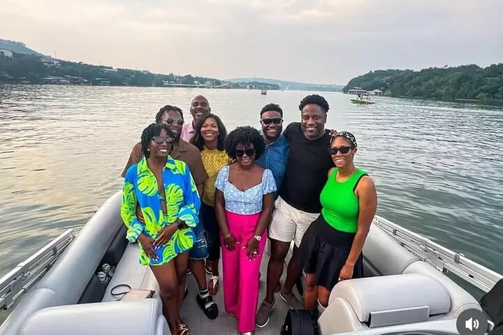 Scenic 2HR Austin Guided Lake Tour: Small Group & Full Sun Shade