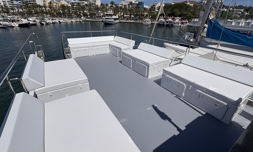 Image 3: Crucero VIP al atardecer con bebidas, paella, remos y snorkel