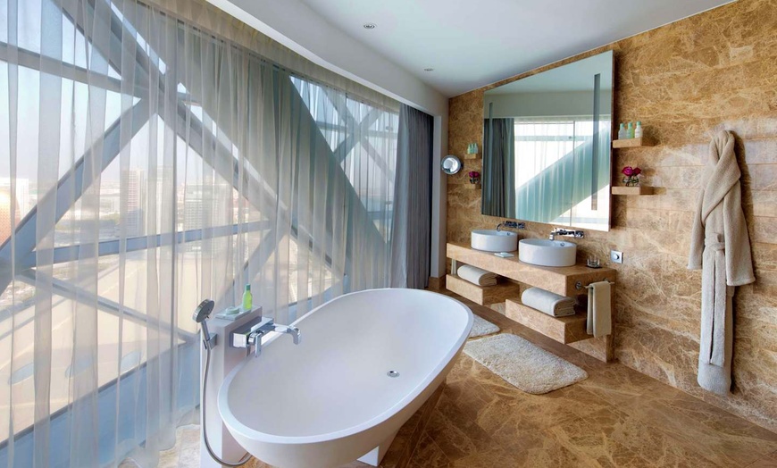 Image 9: ✈ EMIRATS ARABES UNIS | Abu Dhabi - Andaz Capital Gate Abu Dhabi av...