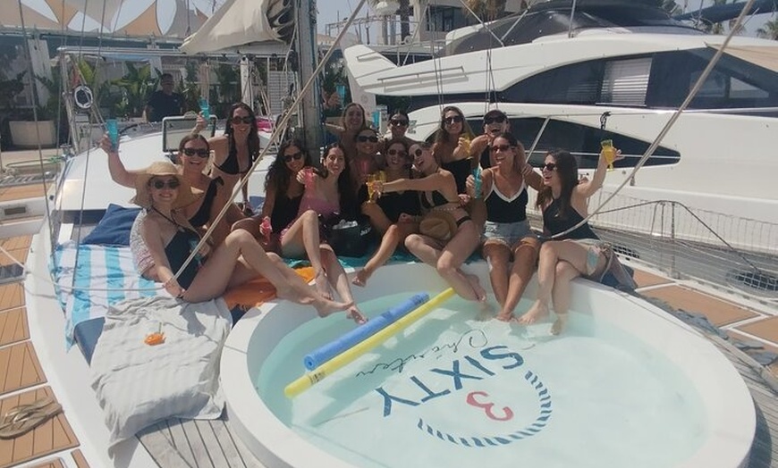 Image 3: Tour en Catamaran De 2 Horas con Jacuzzi y Baño en el Mar