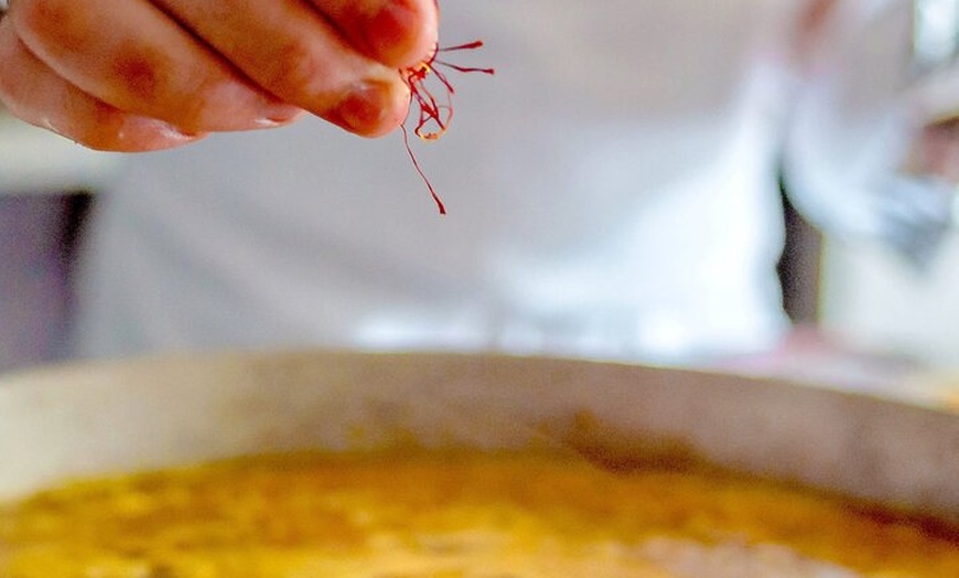 Image 11: Cocinero Paella tradicional valenciana + Visita al mercado (3 - Com...