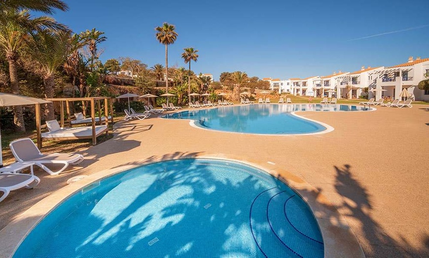 Image 2: ✈ MINORQUE | Punta Prima - Bimbolla Apartaments 3* - Piscine extéri...