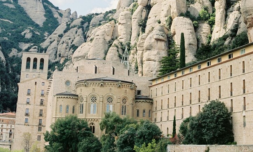 Image 2: Tour Montserrat : Almuerzo y visita a la bodega con recogida gratui...