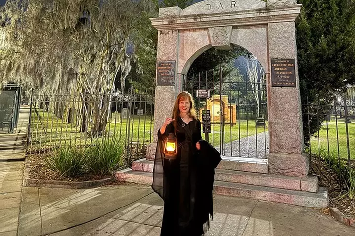 The Grave Tales Ghost Tour in Savannah