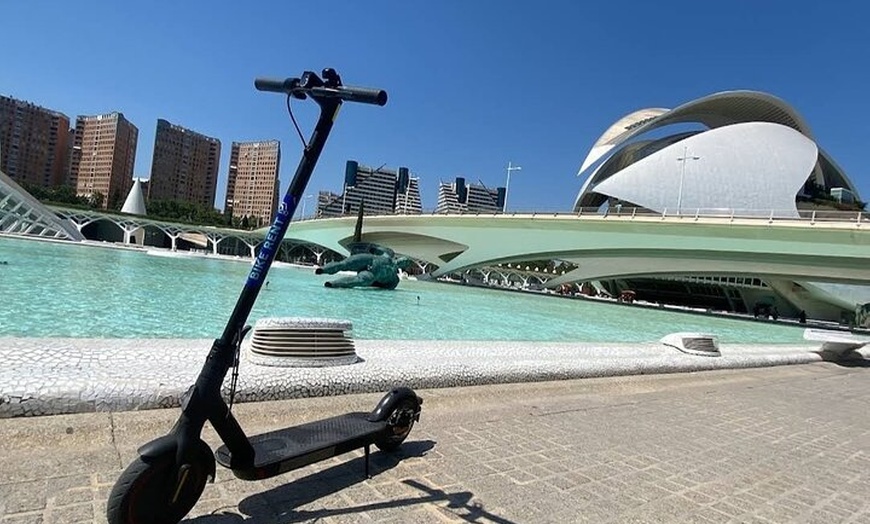 Image 6: Tour privado en moto eléctrica por los jardines de la ciudad vieja ...