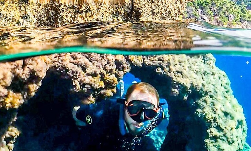 Image 7: Tour privado en barco con patrón
