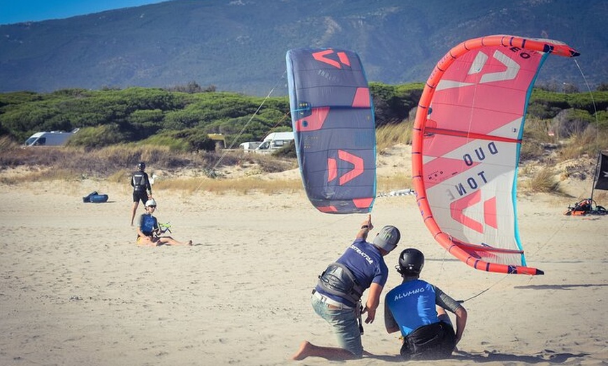 Image 4: Clases de kitesurf en Tarifa - Clases semi-privadas para todos los ...