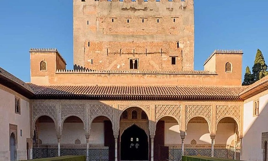 Image 5: Tour Privado de la Alhambra : Palacios Nazaríes, Alcazaba y Generalife