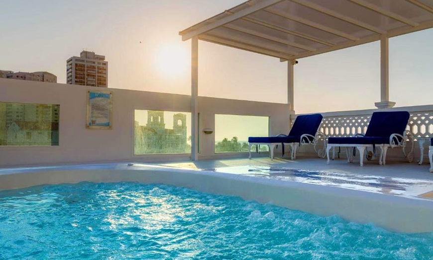 Image 2: ✈ COLOMBIA | Bocagrande - Coral Reef 3*, 5 notti - Piscina esterna