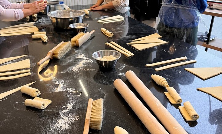 Image 1: Cours de pâtisserie bicolore Croissant avec un Chef Pâtissier à Paris