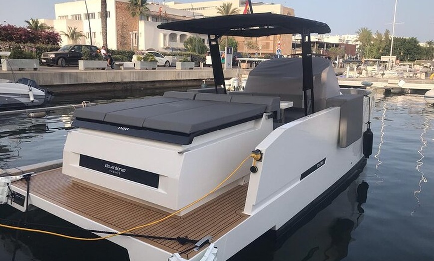 Image 4: Experiencia privada en barco de motor en Barcelona