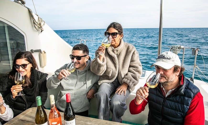 Image 8: Cata de vinos y tapas Premium de Barcelona en Catamarán - Grupo peq...